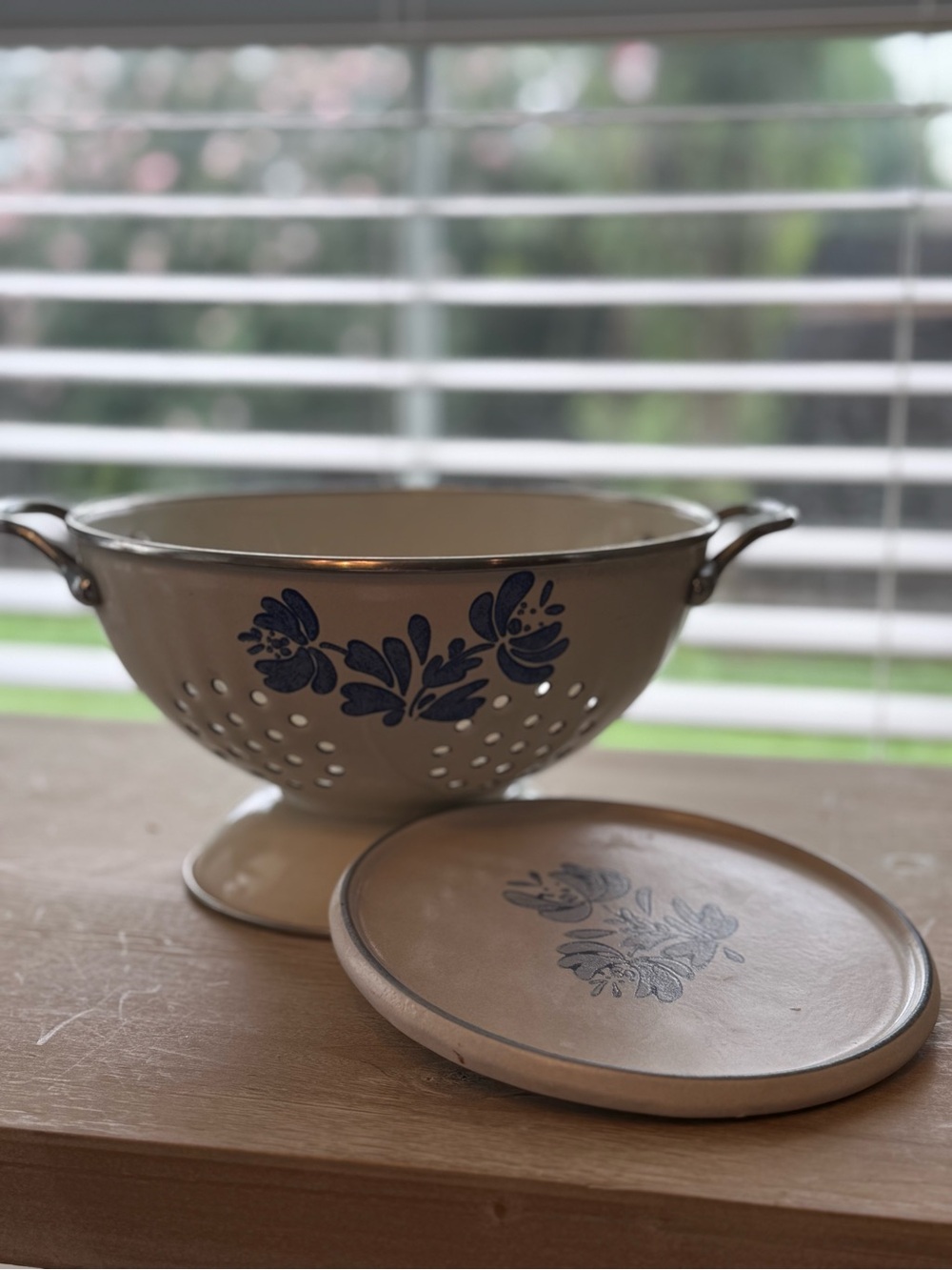 Vintage Pfaltzgraff Yorktowne Stoneware Pedestal Colander Matching Drip Plate